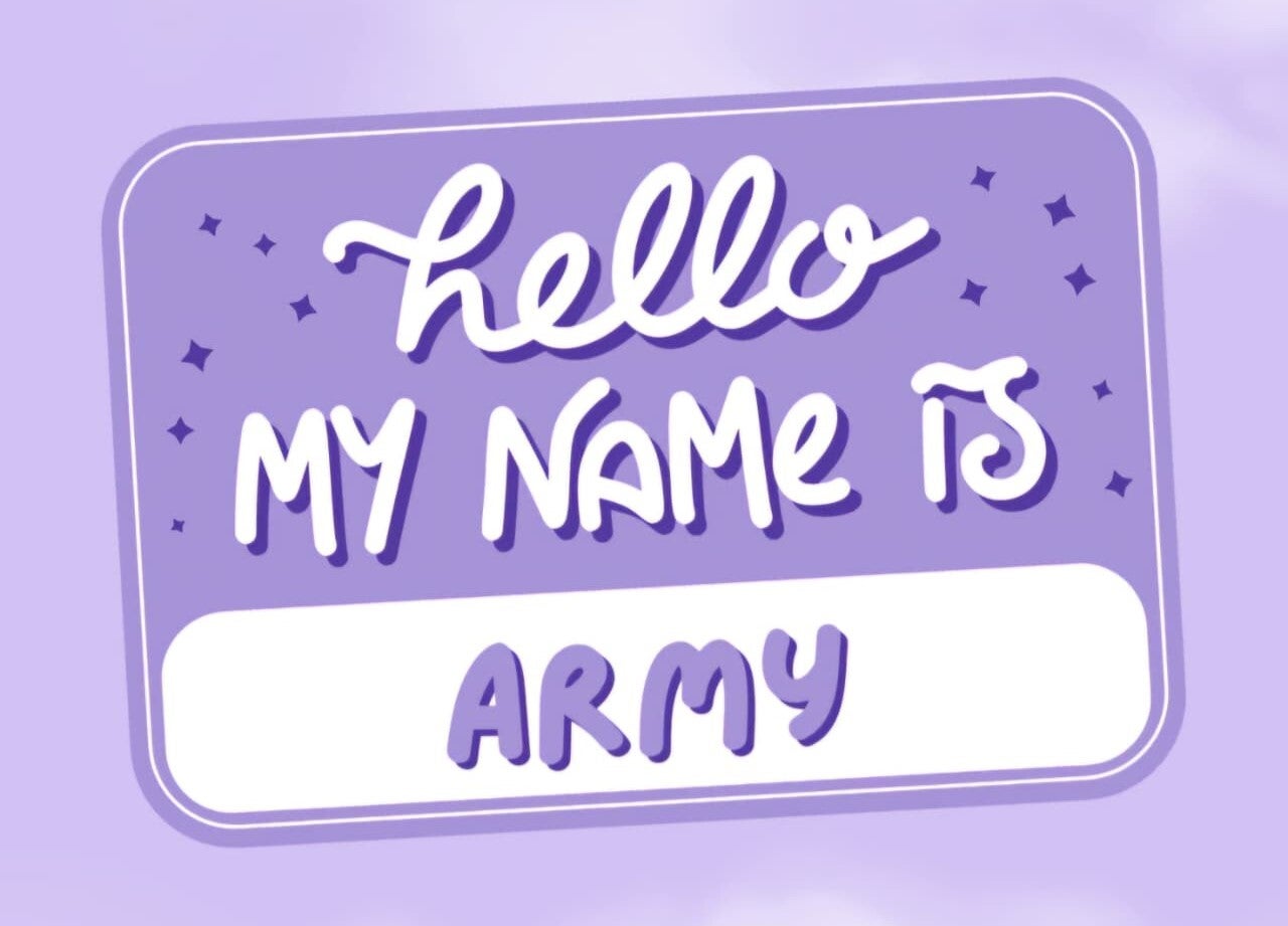 Etiqueta de presentación morada con estrellas y el texto 'hello MY NAME IS ARMY'. Imagen que simboliza el momento en que alguien se presenta y es recibido por la comunidad del fandom de BTS.