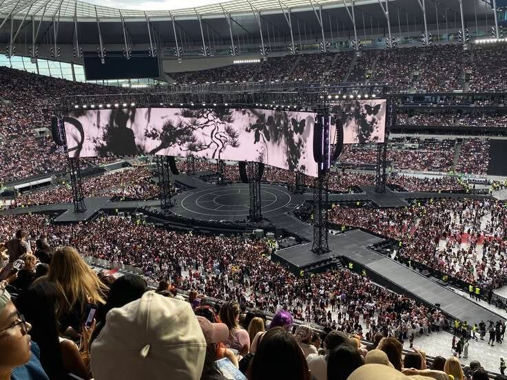 Escenario 360 visto desde gradas, Tour BTS Arirang