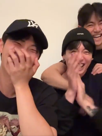 RM, Jungkook y Taehyung durante un LIVE a través de Weverse. Se conectan con Jimin que se encontraba en la misma casa temporal que ellos en EE.UU.