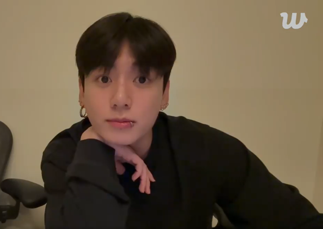 Jungkook de BTS en un EN VIVO a través de Weverse.