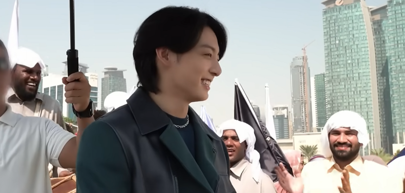 JungKook conectando con el cuadro de actores, bailarines y músicos que participaron en el video musical 'Dreamers'