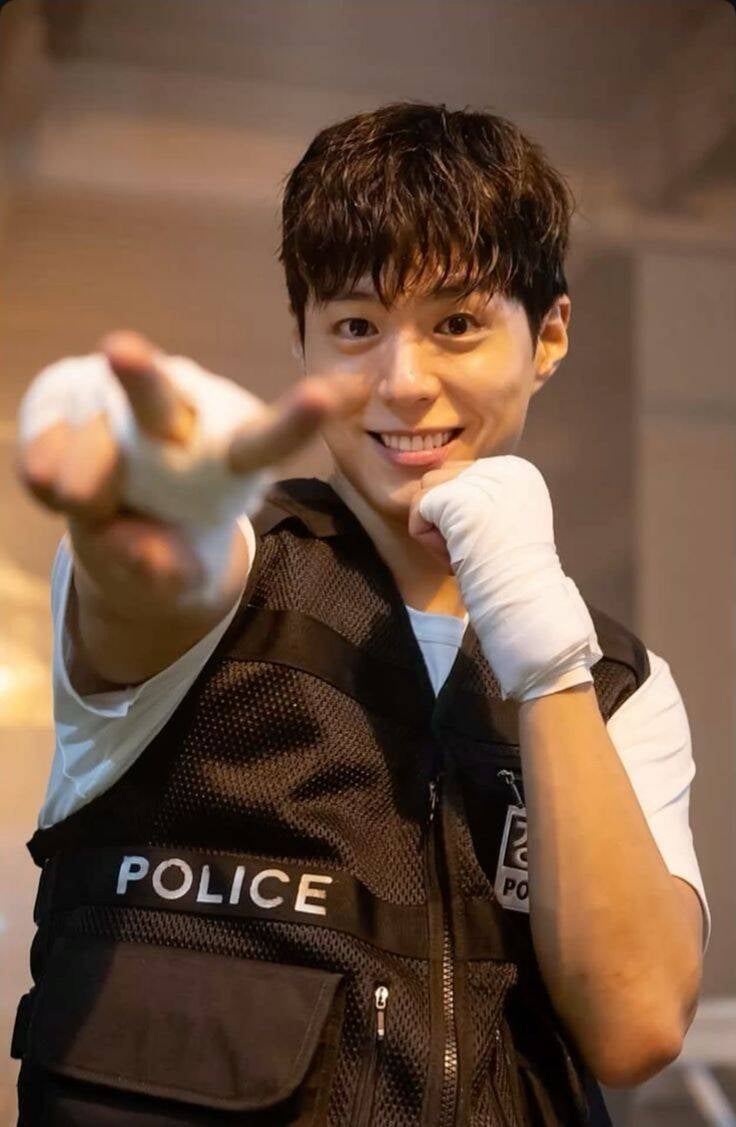 Park Bo-gum con chaleco de policía, de la serio Good Boy