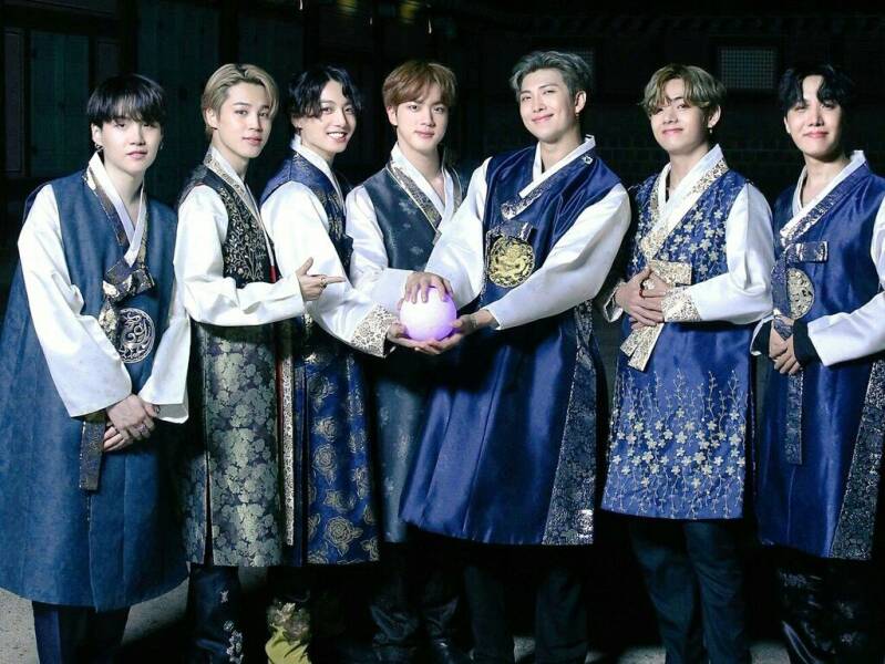 BTS en hanbok azul y blanco por Chuseok