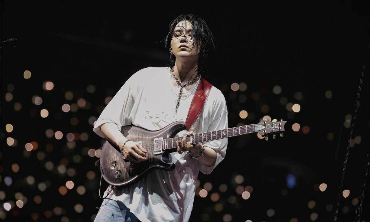 Suga, August D tocando guitarra