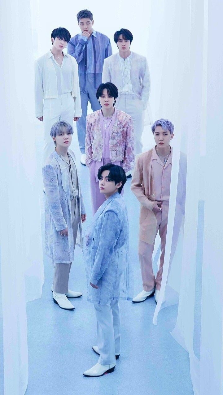 BTS, indumentaria de colores claros.