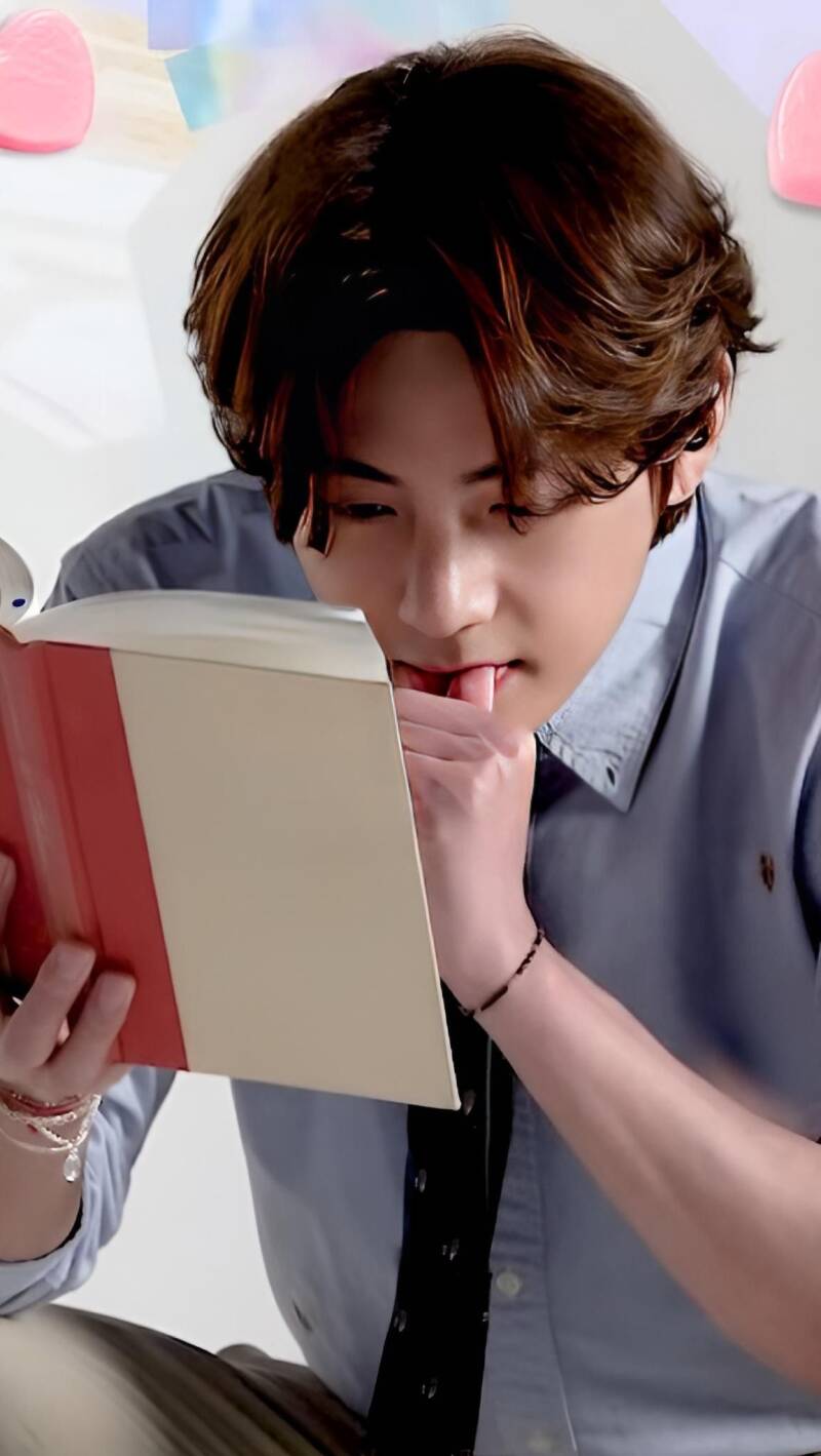 V de BTS leyendo