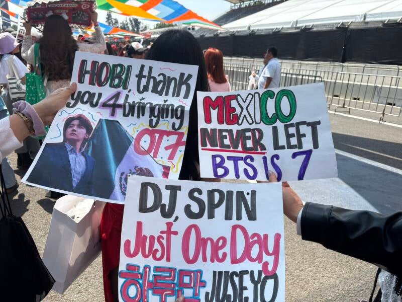 Carteles creados por ARMY para los conciertos de BTS en México.