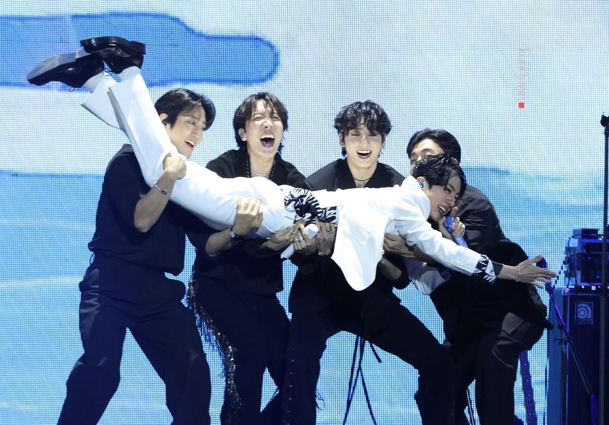 Jin y sus bailarines de acompañamiento 