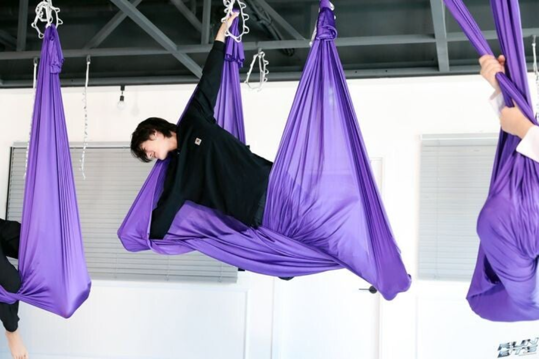Jungkook haciendo yoga aérea