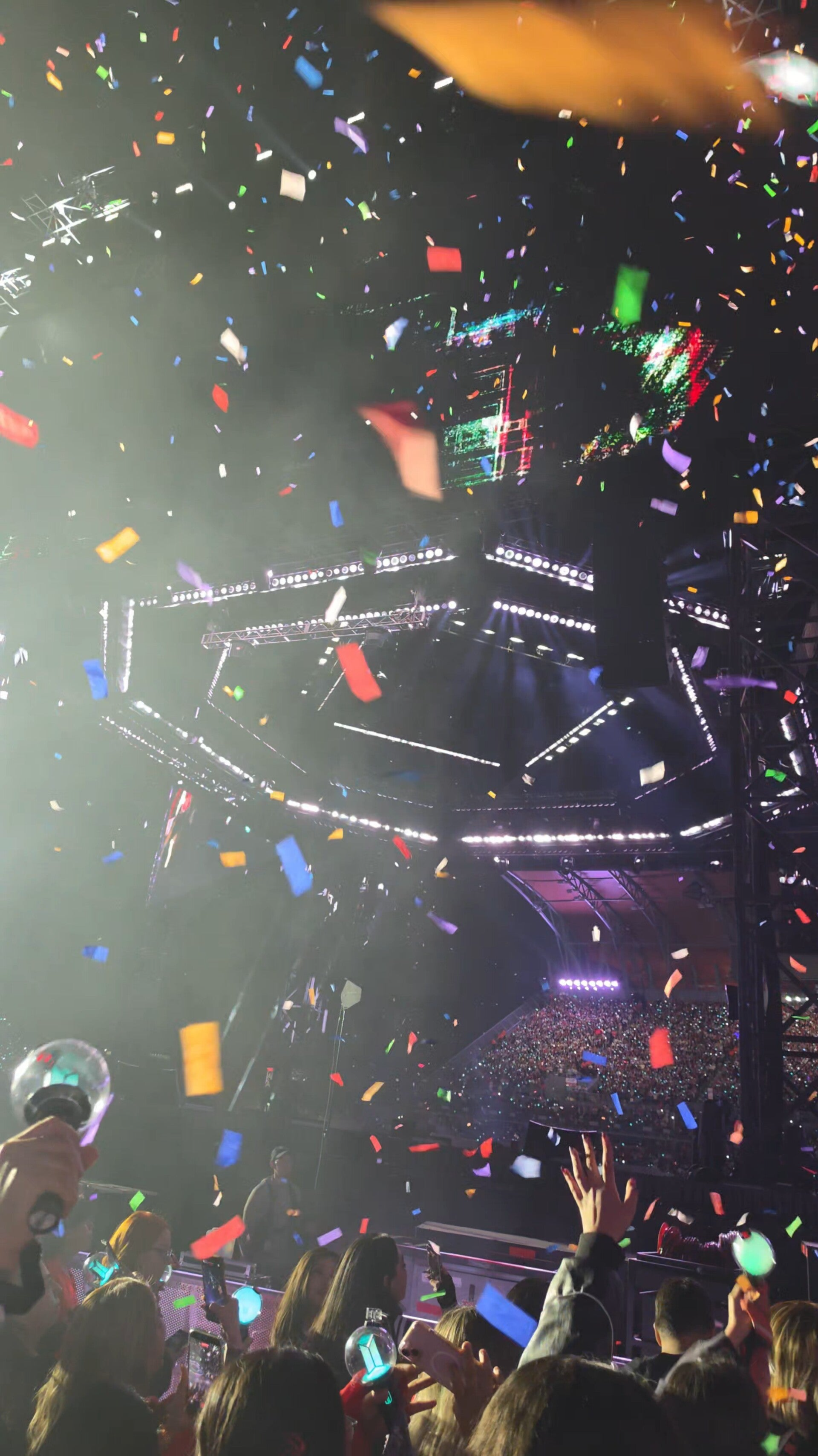 Lluvia de papeles de colores durante IDOL en el concierto de BTS en Ciudad de México. Foto: Giulliana Gutiérrez