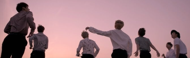 Otra perspectiva del grupo sobre la pista, con atmósfera cinematográfica. Buena para incluir texto tipo “ARMY You Ready?