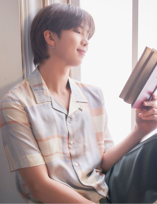 RM de BTS, leyendo