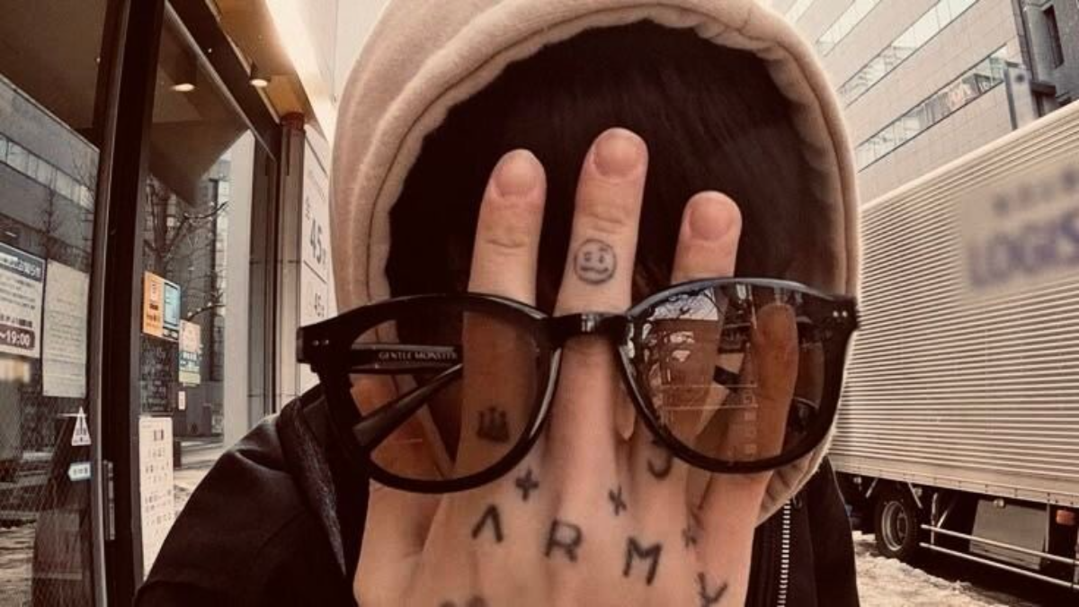 Jungkook de BTS mostrando sus tatuajes