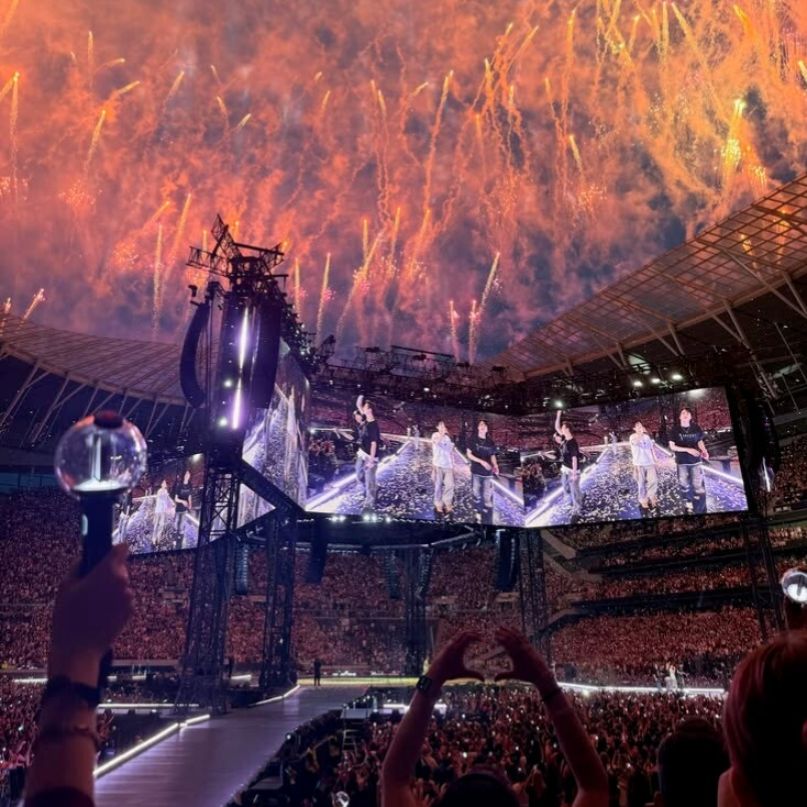 Concierto Arirang de BTS terminando con fuegos artificiales