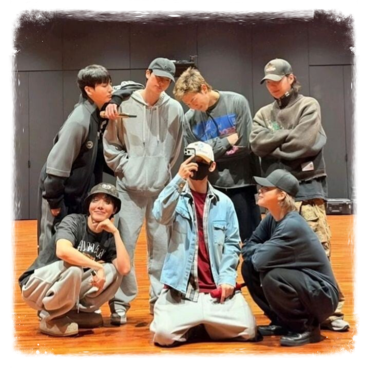 Los integrantes de BTS en una sala de ensayo