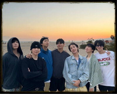 Los 7 integrantes de BTS en una playa en California, EE.UU.