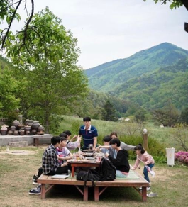 Familia y amigos compartiendo la comida y degustando de la gastronomia coreana