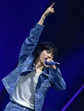 Jin de BTS durante su gira mundial RUNSEOKJIN_EP.TOUR