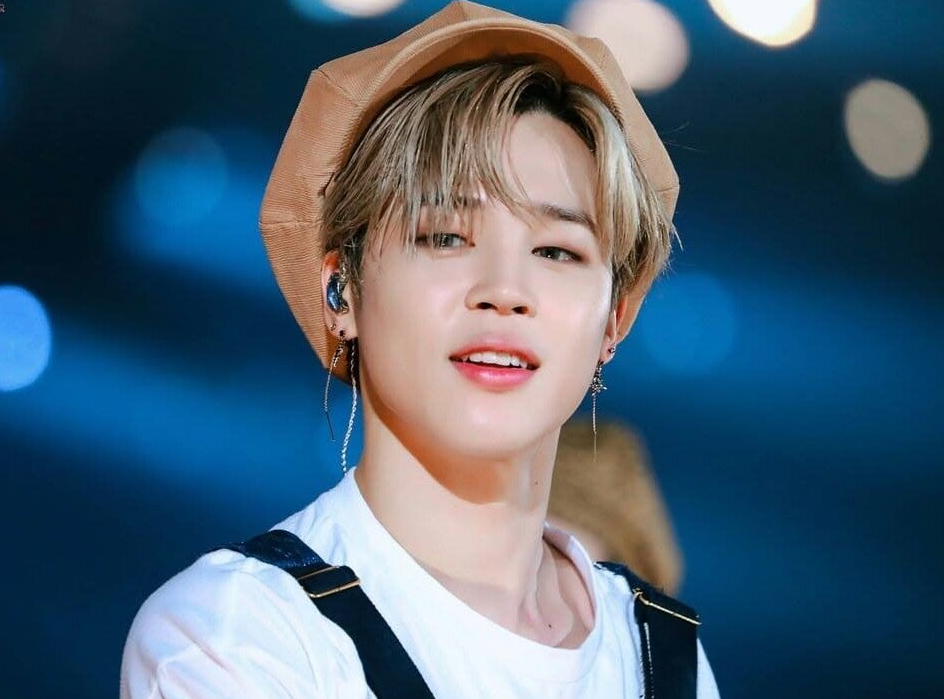 Jimin de BTS con gorra café