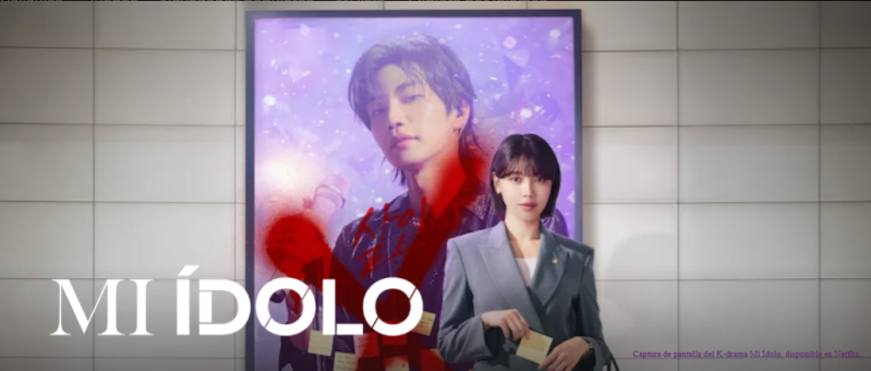 Captura de pantalla del K-drama Mi Ídolo, donde una abogada se encuentra frente al póster de un idol acusado de asesinato.