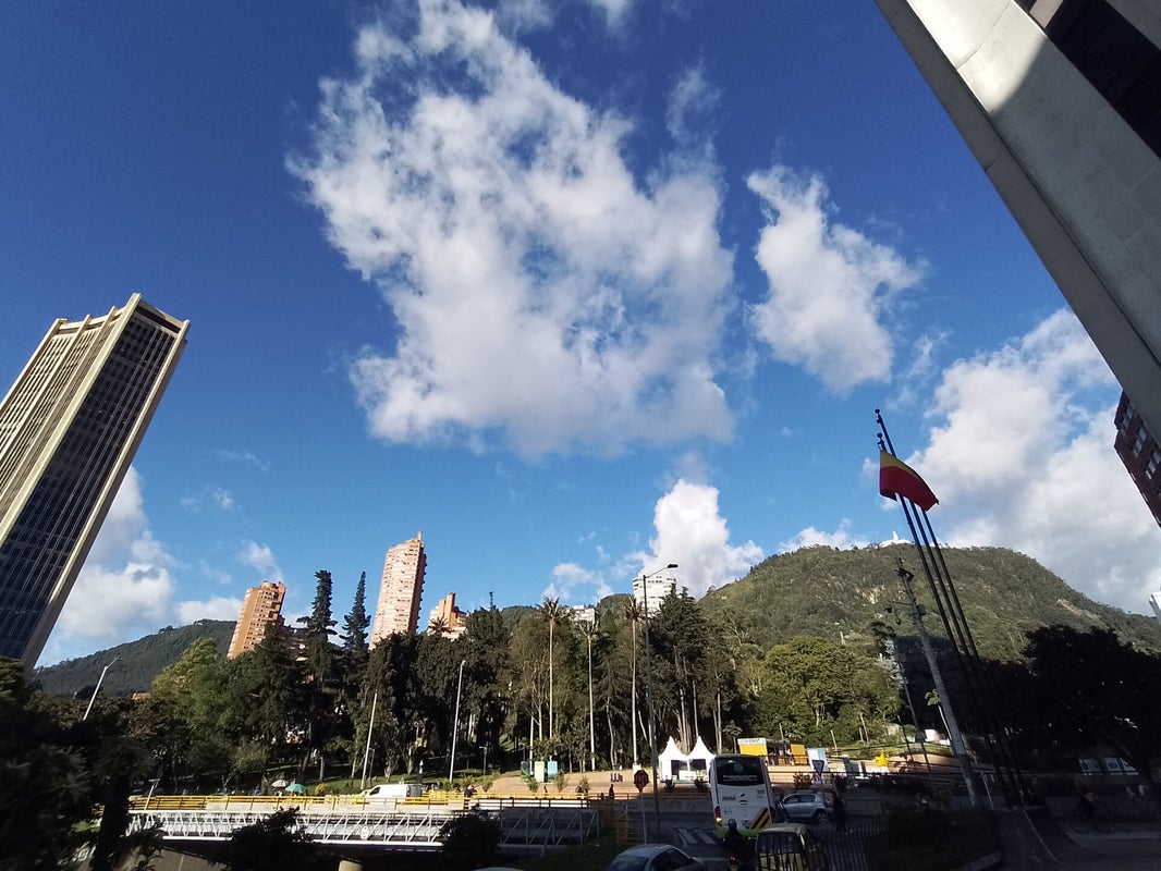 Panorámica desde la ubicación de la Torre Colpatria, un rascacielos icónico ubicado en el centro de Bogotá, Colombia