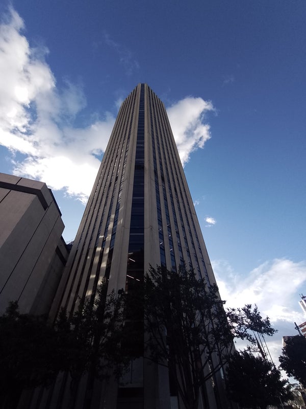 la Torre Colpatria, un rascacielos icónico ubicado en el centro de Bogotá, Colombia