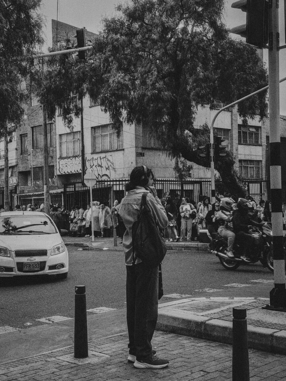 persona escuchando música 