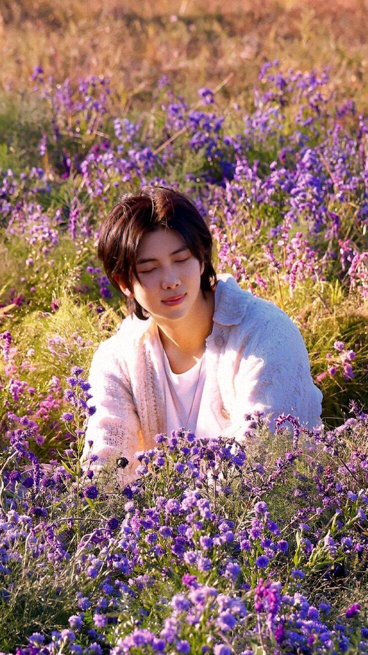 RM de BTS en un campo de flores lavanda. Tranquilo, reconfortado, introspectivo.