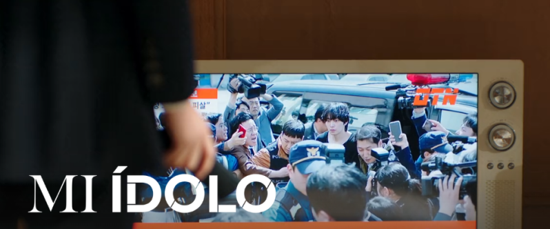 Captura de pantalla del K-drama Mi Ídolo mostrando a un idol rodeado por periodistas y cámaras, reflejando la presión mediática.