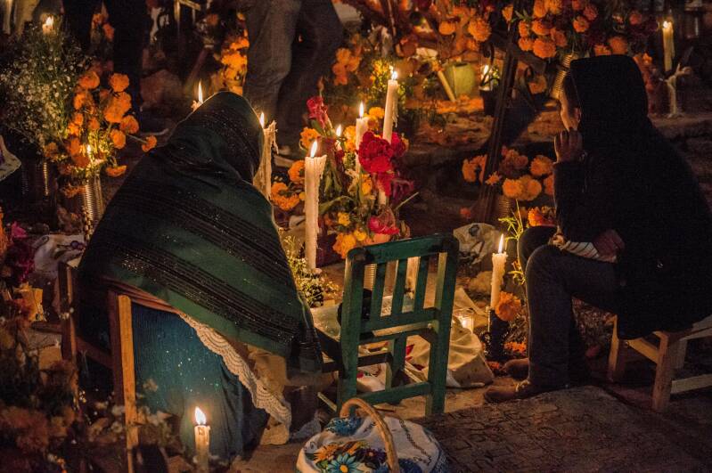 Mujeres indígenas en la Noche de Muertos en Michoacán, México