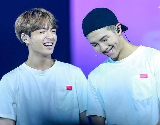 JK y RM sonriendo