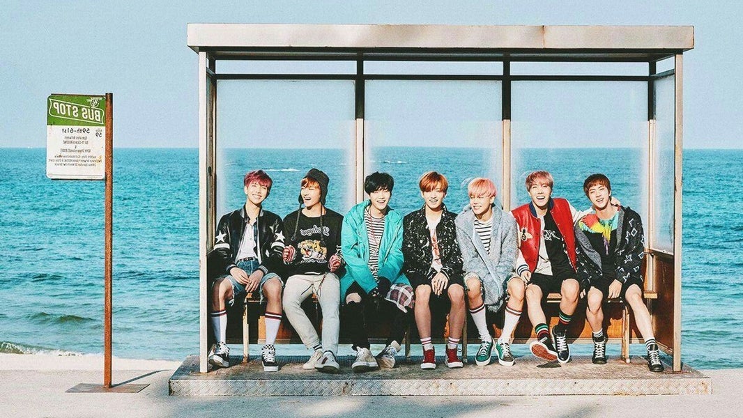 BTS en su famosa parada de BUS imagen de spring day