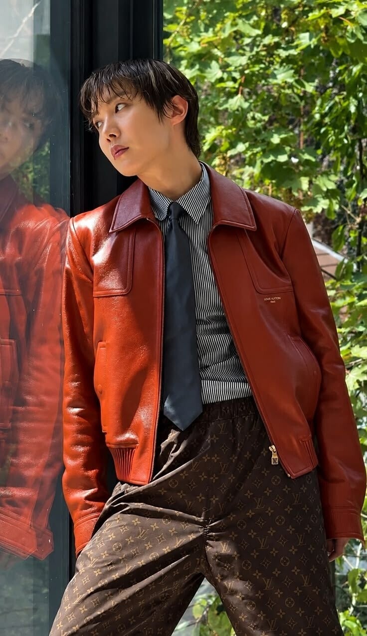 Jhope modelando
