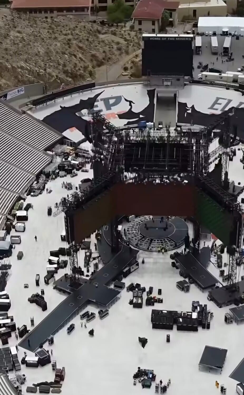 Montaje del escenario 360° Tour Arirang de BTS