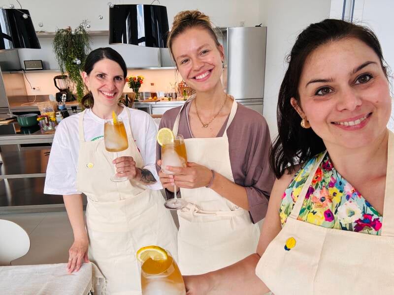 frauen-und-maenner-beim-kochen_stressmanagement-standard.jpg