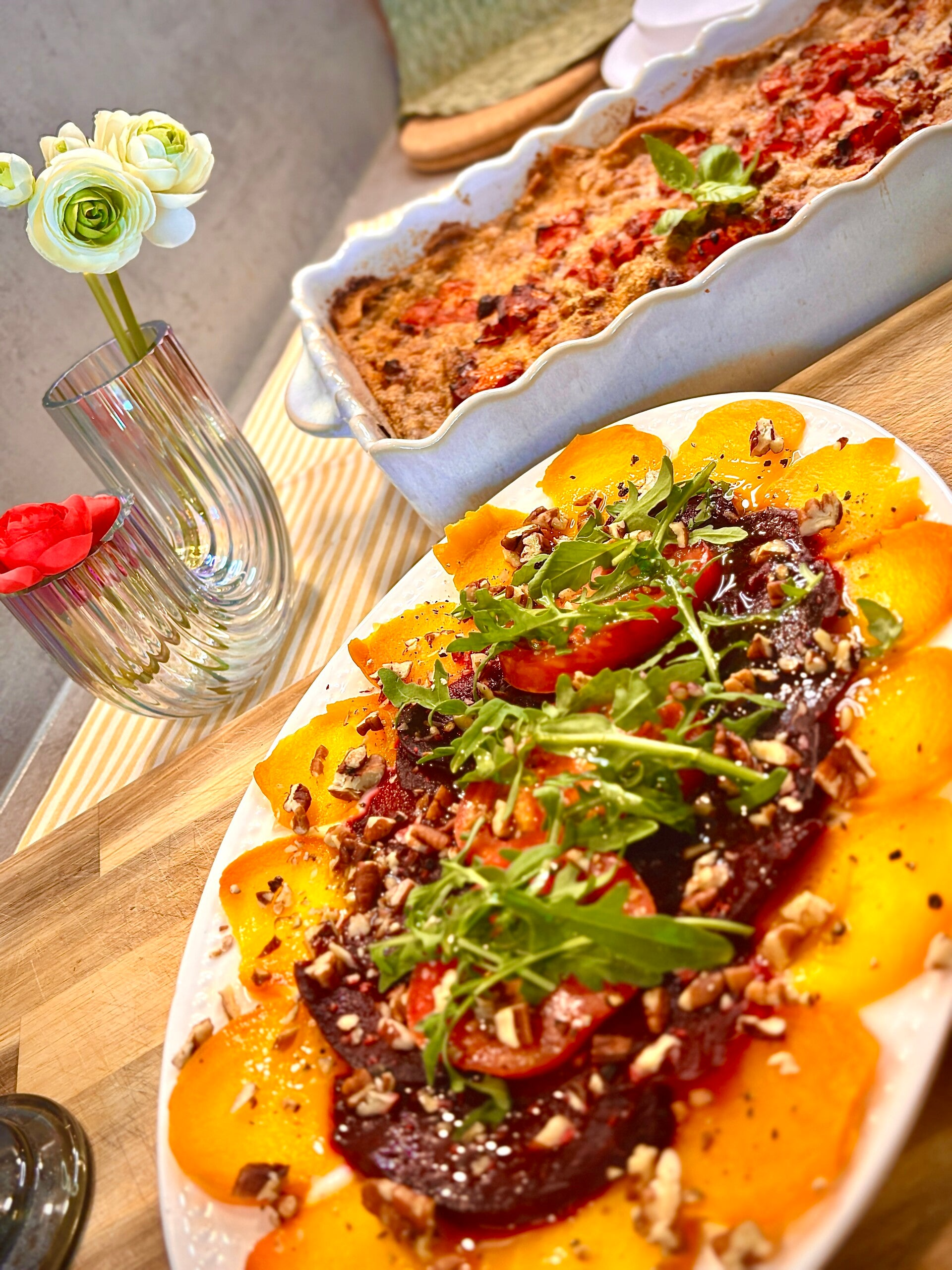 Rote-Rüben-Salat auf Kokosjoghurt mit Walnüssen, Walnussöl, Rucola — vegan, laktosefrei, milchfrei, kaseinfrei, glutenfrei, antientzündlich, darmfreundlich, hormonfreundlich, zuckerfrei, blutzuckerfreundlich, Kochkurs Wien