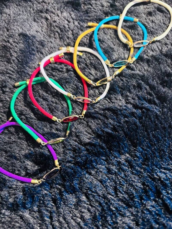 koord armband met gekleurde steen