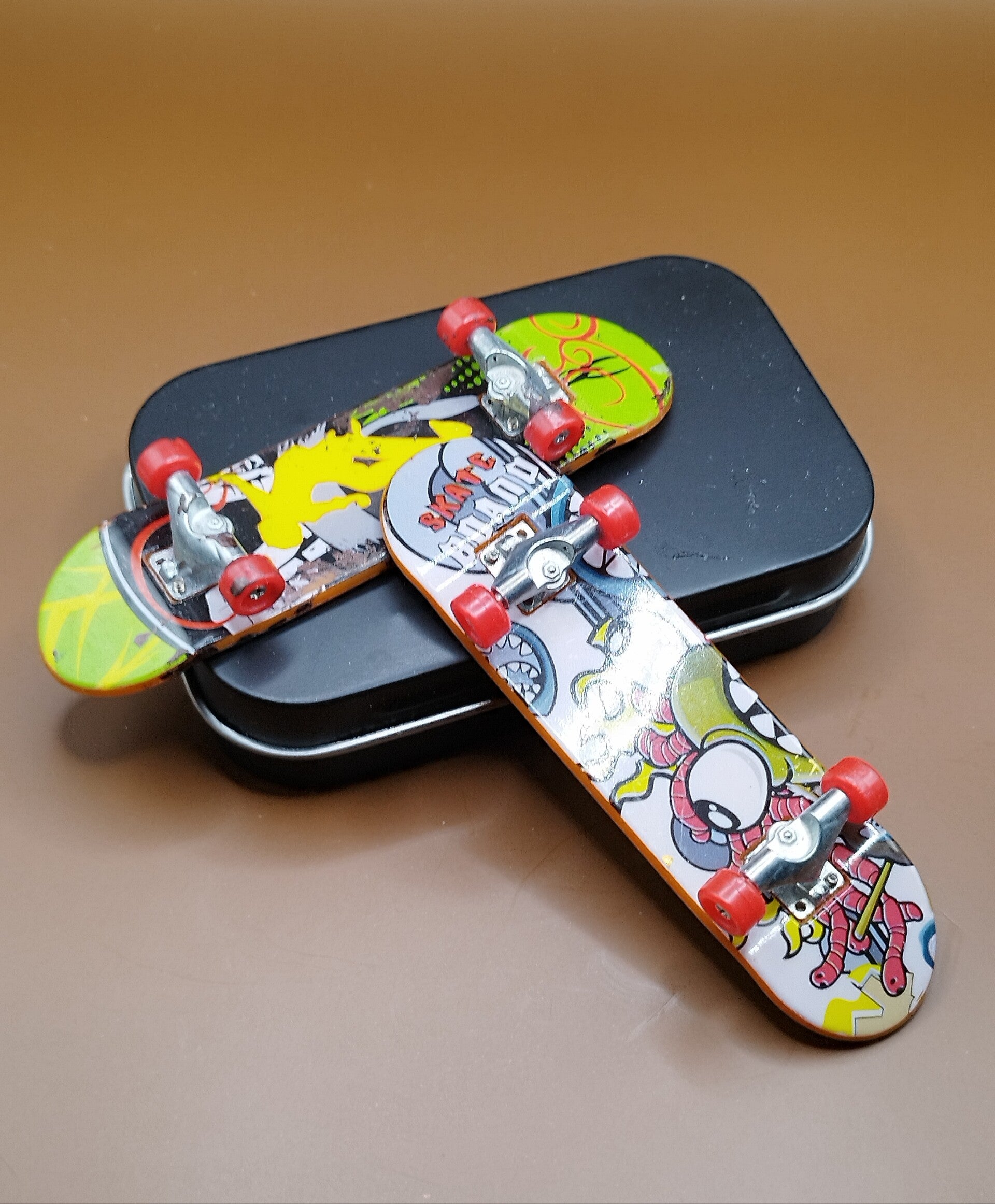 Zwei Fingerboards für Anfänger mit Achsen Räder schon Montiert