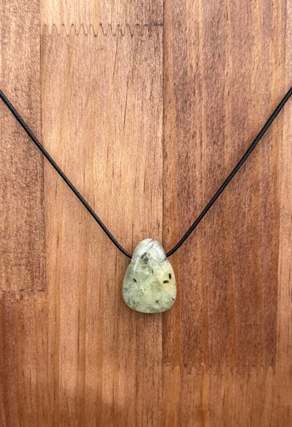 Prehniet ketting hanger aan koord