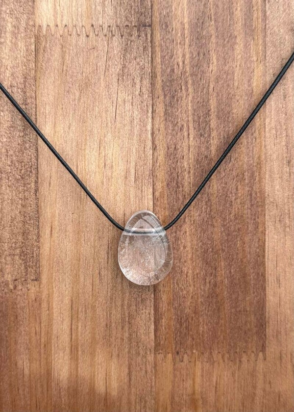 Bergkristal druppelhanger - ketting aan koord