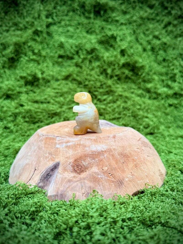 Agaat dino met wondje aan zijn staart