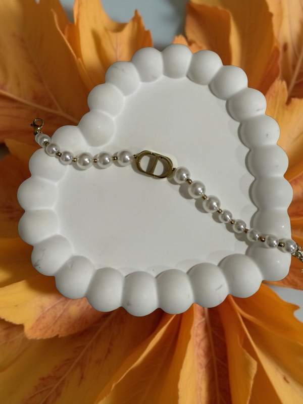 Pearl bracelet with CD logo