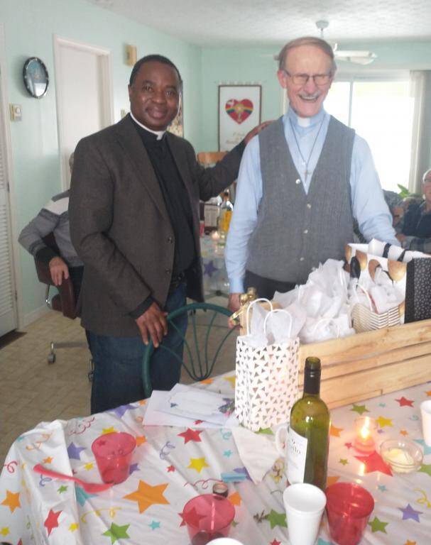 L’abbé Marcel Jacques lors de son 35e anniversaire sacerdotal en compagnie de l’abbé Job Mwana Kitata (20 nov. 2022 - Canada)