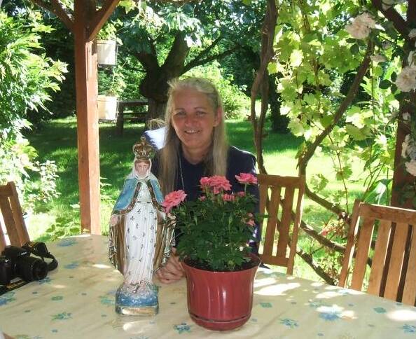 Johanne Maltais sous la protection de Notre-Dame-de-la-Visitation.