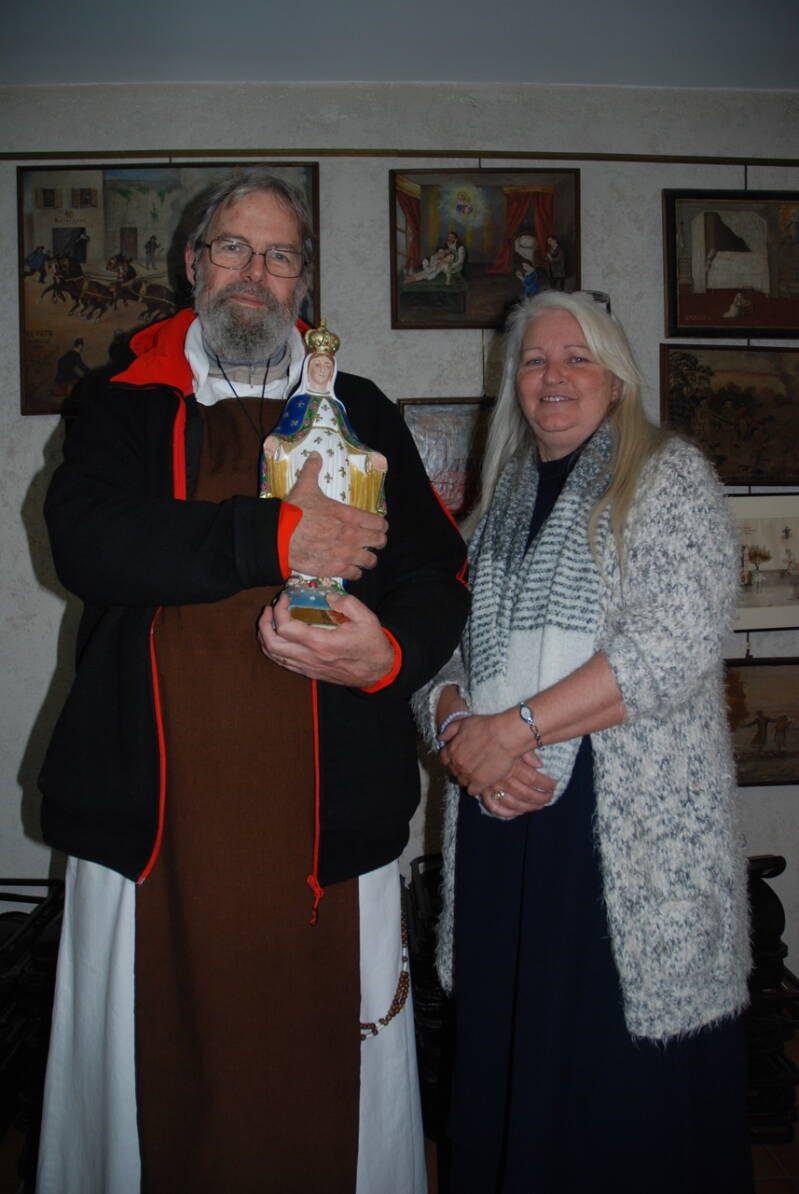 Le père Daniel et Johanne Maltais, fondatrice du mouvement (Valcluse, France - 2009)