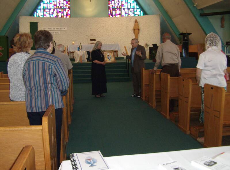 Bénédiction de l’image du mouvement l’Envolée de Petites Colombes  par Monseigneur Roger Ébacher, à l&#039;occasion d’un premier samedi du mois (Gatineau - Canada).