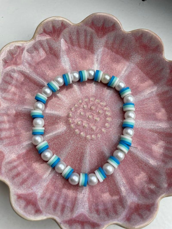 Roze en blauwe armbandjes