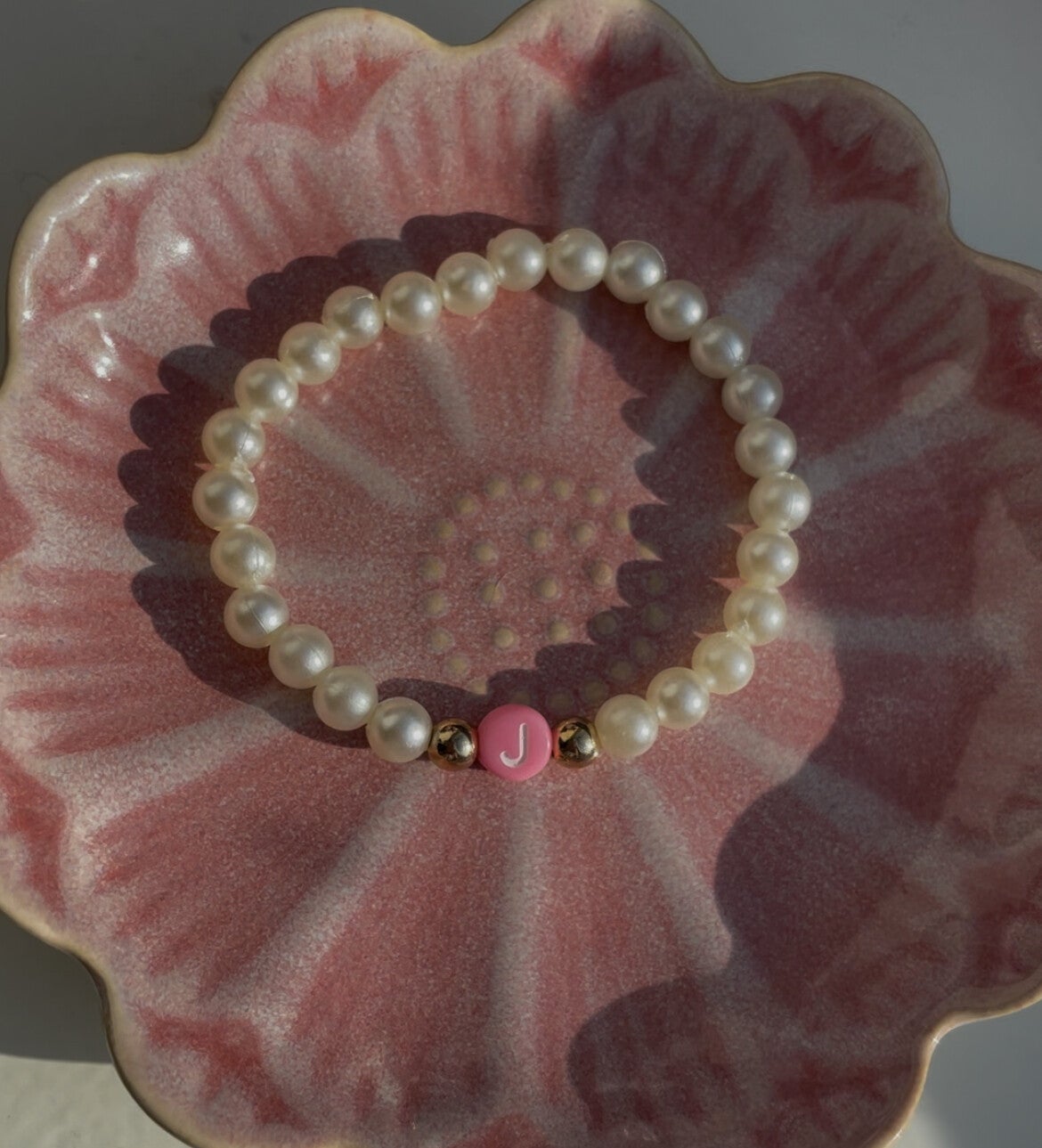 Super leuke roze armbandje (Kies je eigen letter)