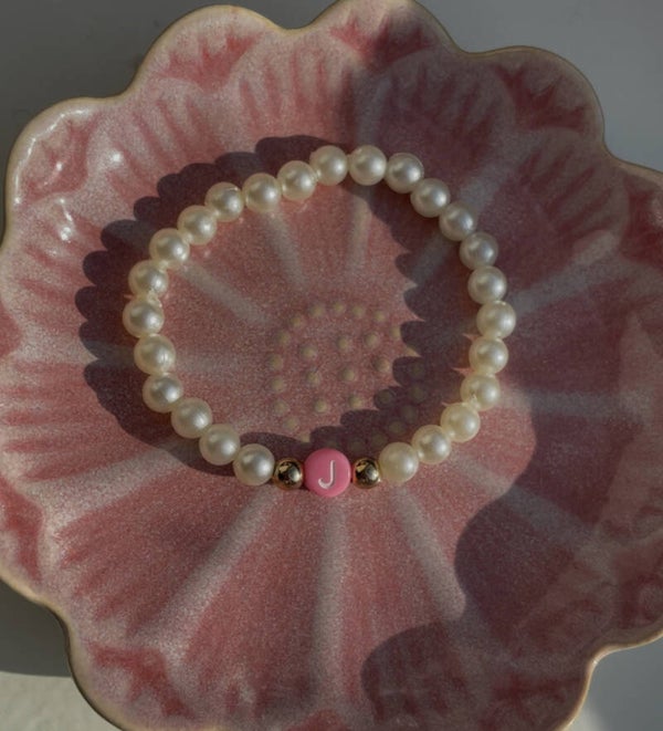 Super leuke roze armbandje (Kies je eigen letter)