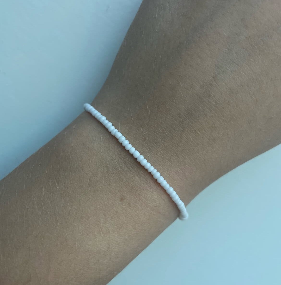 Simpel wit kralen armbandje